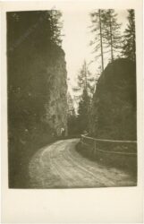 straße durch eine schlucht