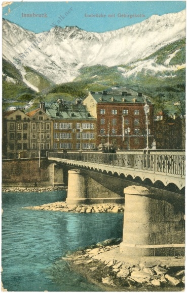 innsbruck, innbrücke mit gebirgskette