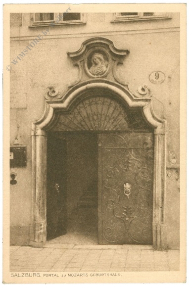 salzburg, portal zu mozarts geburtshaus