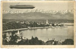 friedrichshafen, zeppelin über der stadt