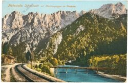 johnsbach, haltestelle mit hochtorgruppe im gesäuse