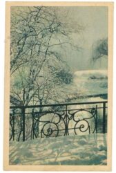 blick von einer brücke auf die winterliche landschaft