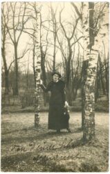 dame in einer baumgruppe
