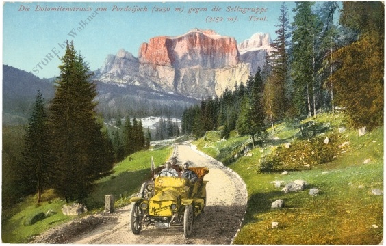 dolomiti, die dolomitenstrasse am pordoijoch gegen die sellagruppe