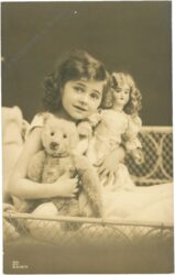 mädchen mit teddybär und puppe