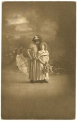 zwei mädchen als damen