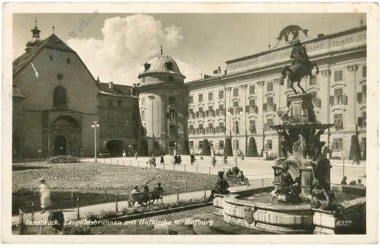 innsbruck, leopoldsbrunnen mit hofkirche und hofburg