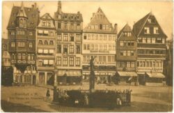 frankfurt am main, alte häuser am römerberg und gerechtigkeitsbrunnen