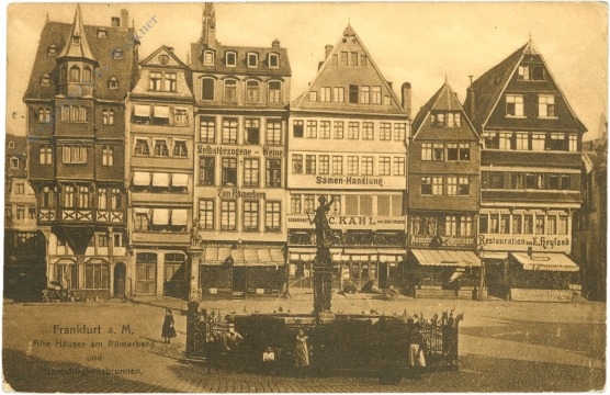 frankfurt am main, alte häuser am römerberg und gerechtigkeitsbrunnen