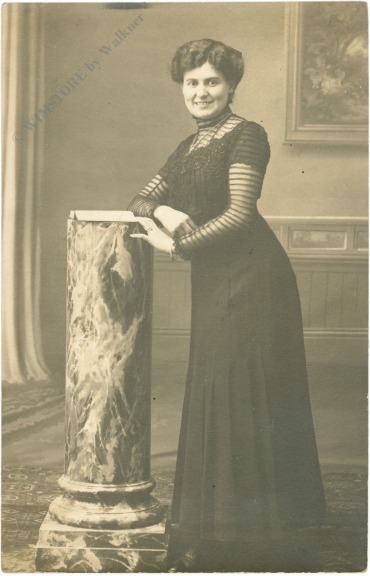 dame bei einer säule