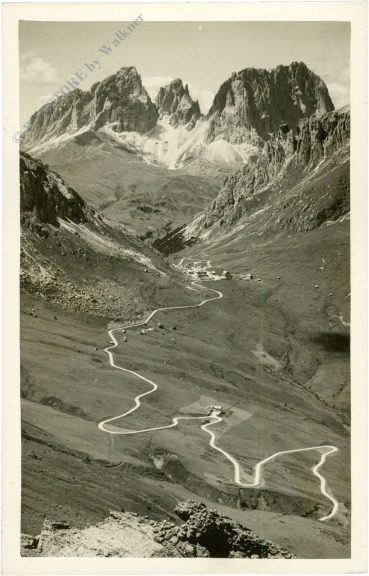 dolomiti, passo pordoi verso gr. sassolungo