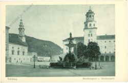 salzburg, residenzplatz und glockenspiel