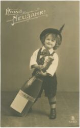 neujahr, bub mit großer sektflasche