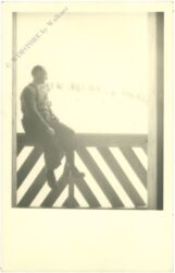 mann sitz auf balkon