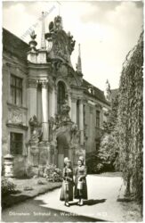 dürnstein, stiftshof und wachauerinnen