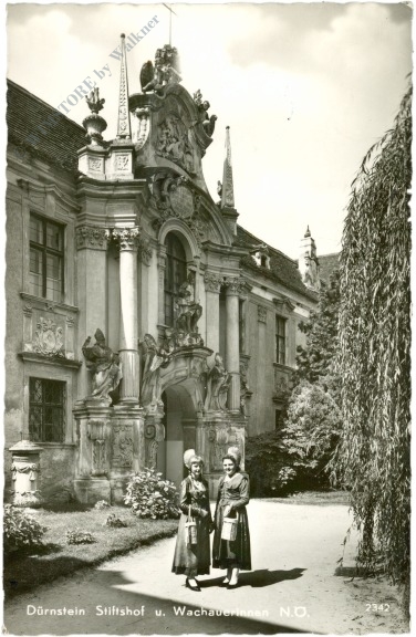 dürnstein, stiftshof und wachauerinnen