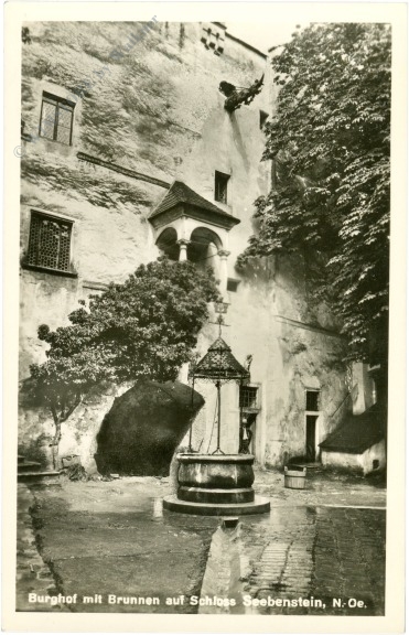 seebenstein, schloss, burghof mit brunnen