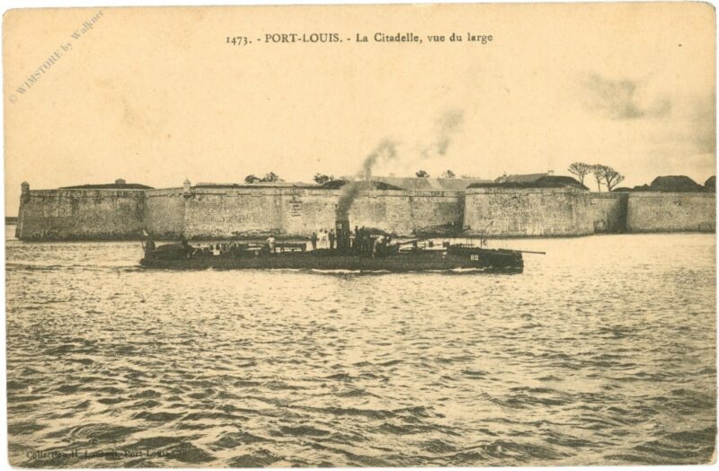 port louis, la citadelle, vue du large port louis, la citadelle, vue du large