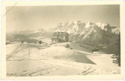 verschneite berghütte