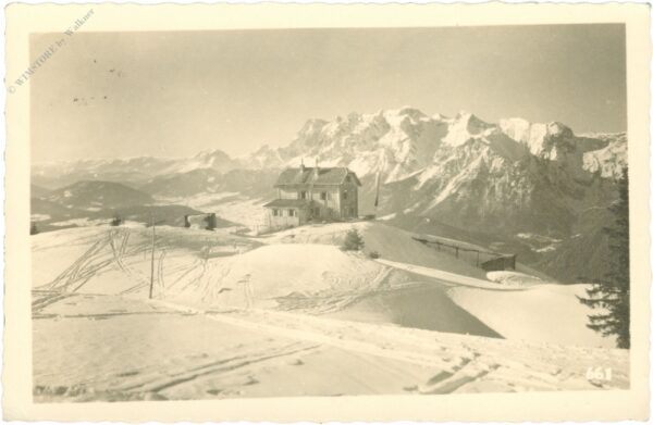 verschneite berghütte