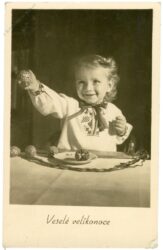 ostern, kind mit osterei ostern, kind mit osterei