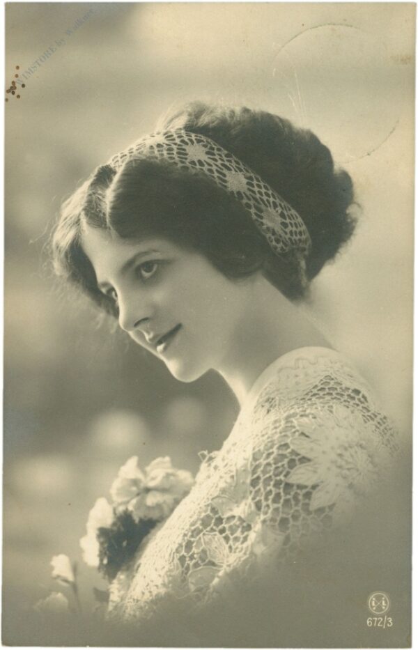 dame mit haarband