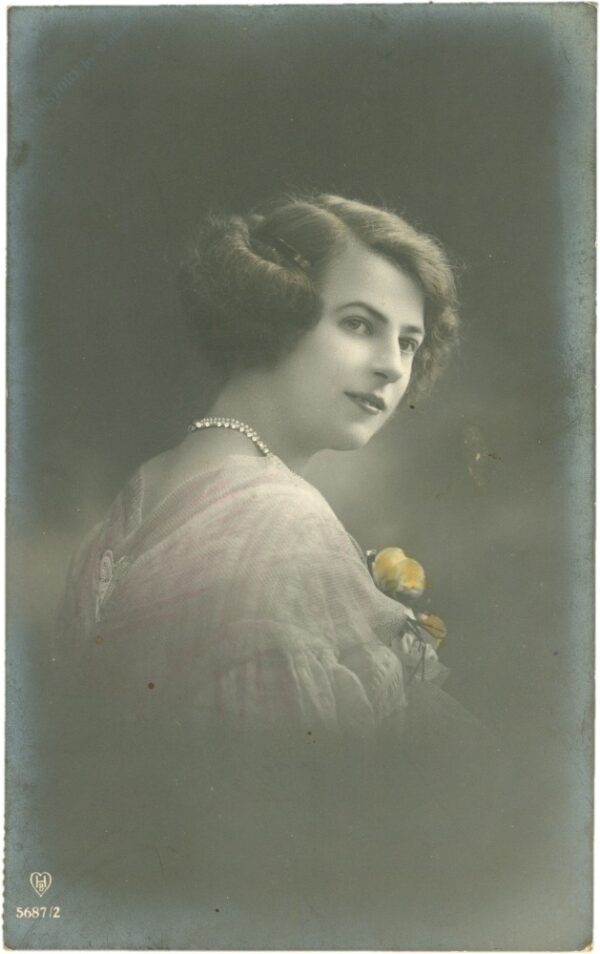 dame mit perlenkette dame mit perlenkette