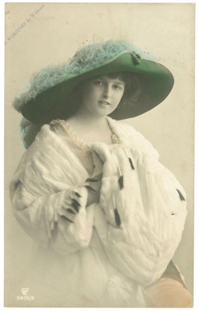 dame mit großem hut