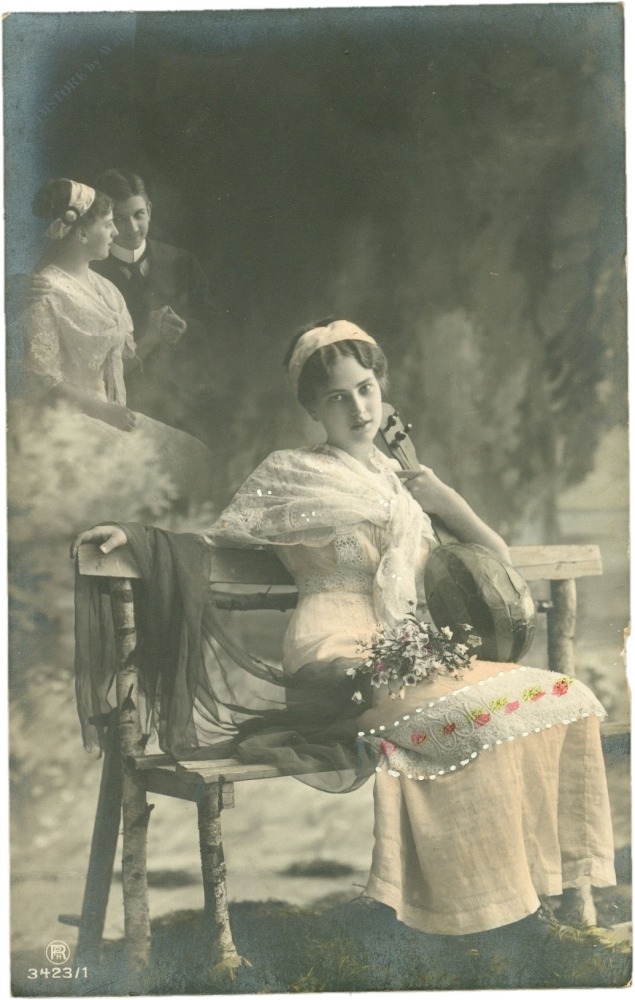 dame auf bank, dahinter pärchen