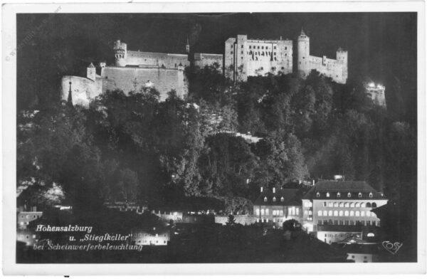 salzburg, festung hohensalzburg und stieglkeller bei scheinwerferbeleuchtung