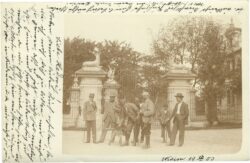 gruppe männer vor einem tor