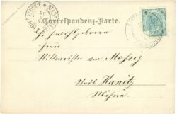 gruppe männer vor einem tor