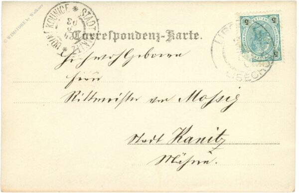 gruppe männer vor einem tor