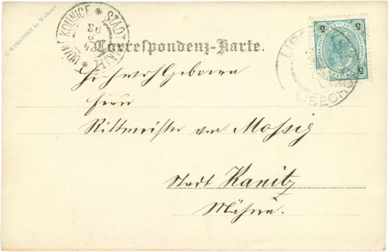 gruppe männer vor einem tor