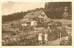 zwei mädchen vor dem haus