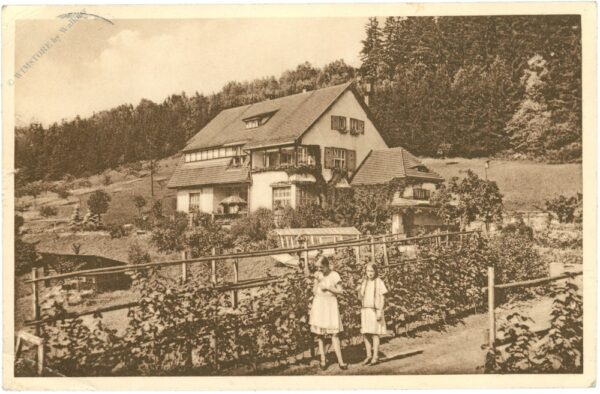 zwei mädchen vor dem haus