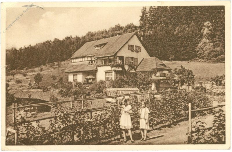 zwei mädchen vor dem haus