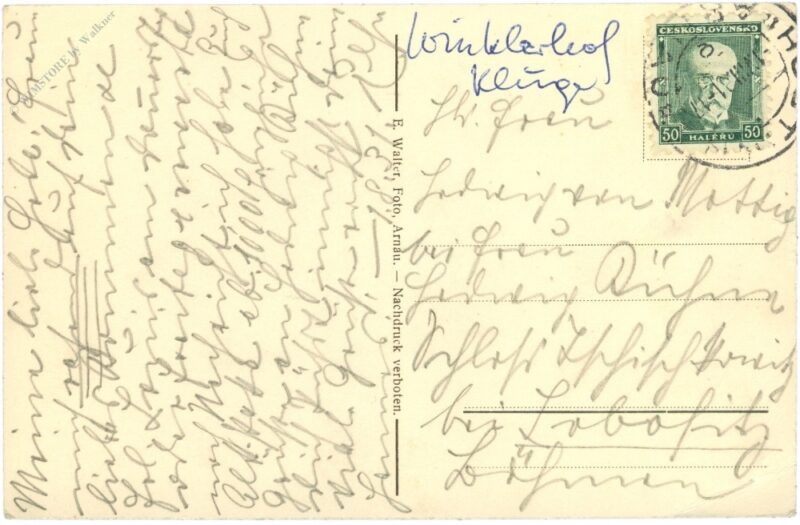 zwei mädchen vor dem haus