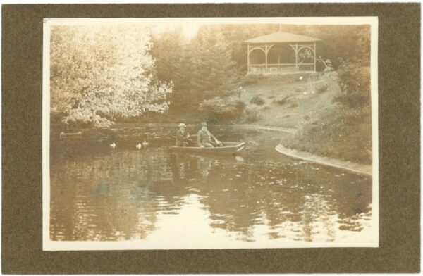 ausflug zur bootsfahrt am teich
