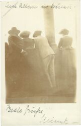 familie genießt den ausblick