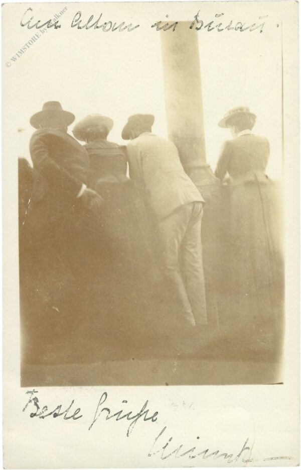 familie genießt den ausblick