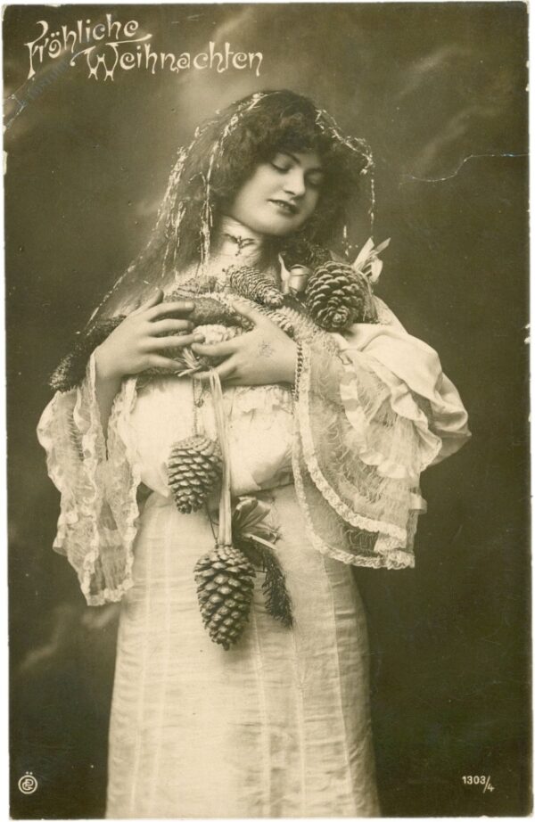 weihnachten, frau mit zapfenschmuck