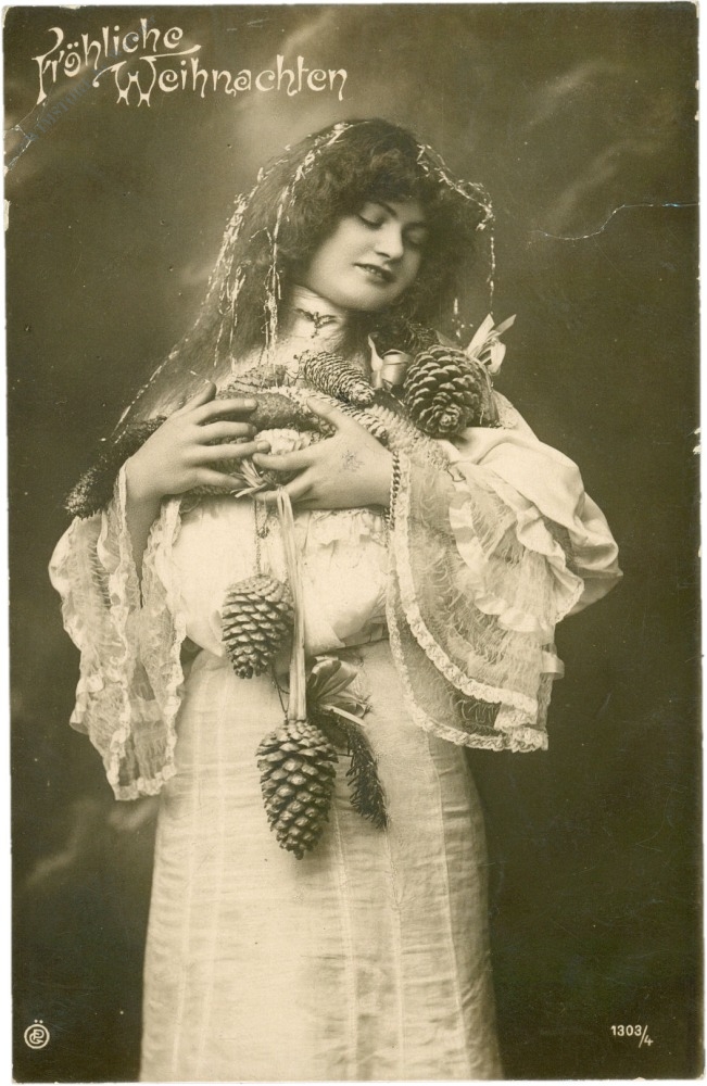 weihnachten, frau mit zapfenschmuck