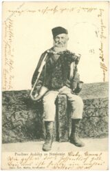 mann auf mauer sitzend