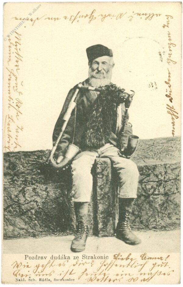 mann auf mauer sitzend