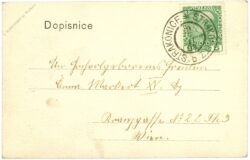 mann auf mauer sitzend