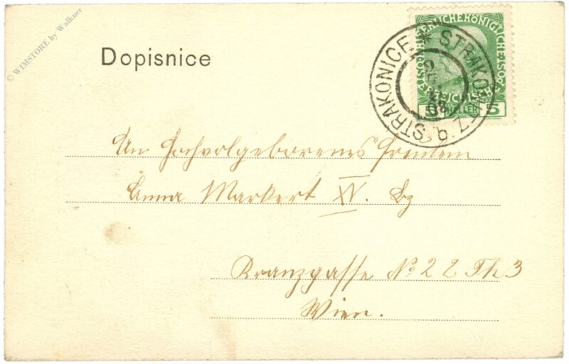 mann auf mauer sitzend