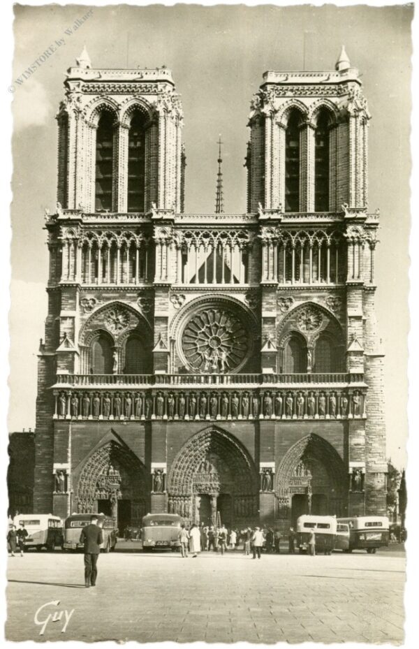 paris, facade de la cathedrale notre dame