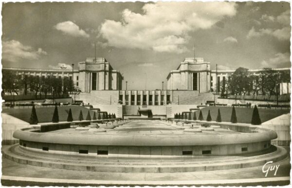 paris, le palais de chaillot vu des jardins