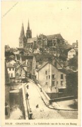 chartres, la cathedrale vue de la rue du bourg